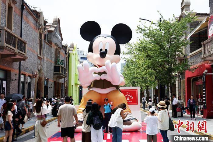 上海石库门街区“奇聚派对”吸引民众