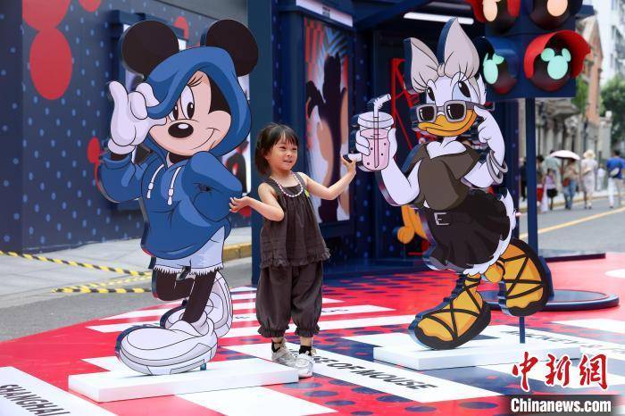 上海石库门街区“奇聚派对”吸引民众