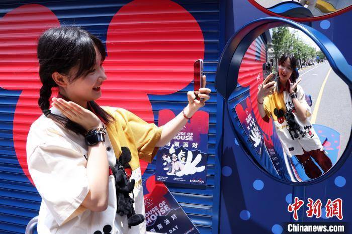 上海石库门街区“奇聚派对”吸引民众