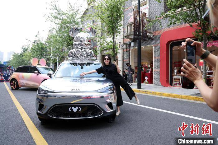 上海石库门街区“奇聚派对”吸引民众