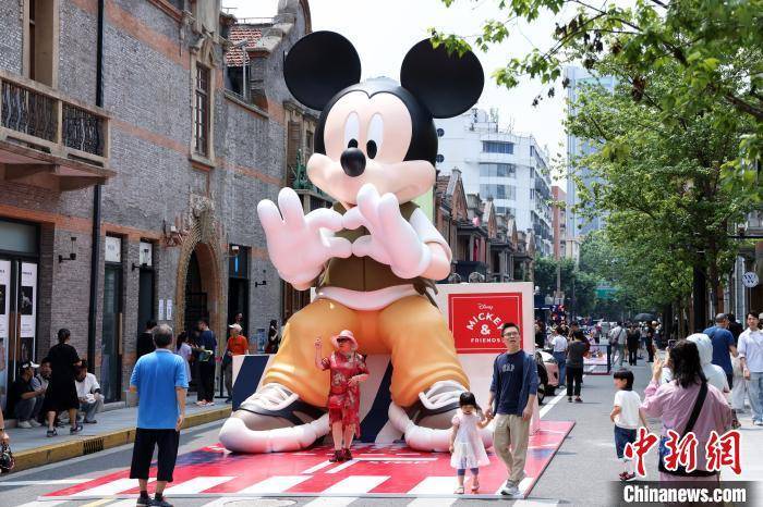 上海石库门街区“奇聚派对”吸引民众