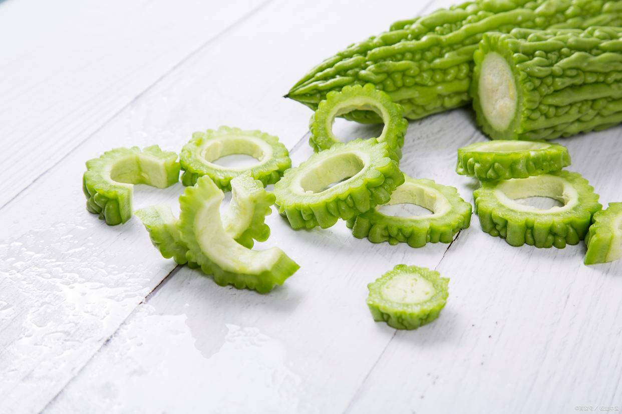 苦瓜里打入4个鸡蛋，不炒不凉拌，这才是苦瓜最好吃的做法，真香