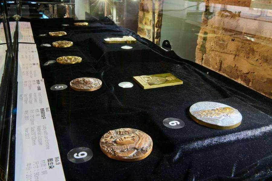 以币为媒连接城市、文化和创造力，中英青年创意币章设计作品在伦敦展出