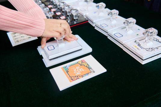 以币为媒连接城市、文化和创造力，中英青年创意币章设计作品在伦敦展出