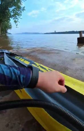 长沙男子突发奇想划船下班，25分钟车程划了3小时，当事人：手累腿麻，不会有下次