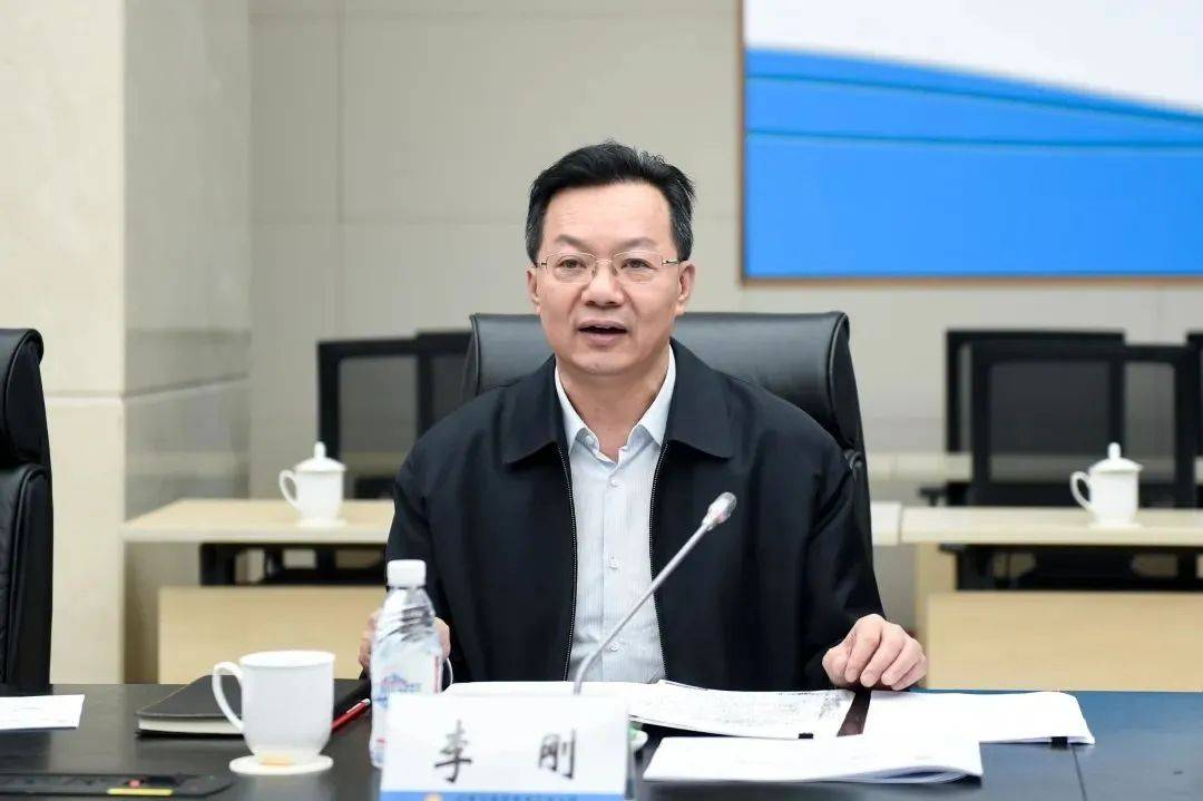 李刚在县长、区长、区委书记、市委书记、副省长、省委组织部部长等职务上，非法收受他人财物，数额特别巨大