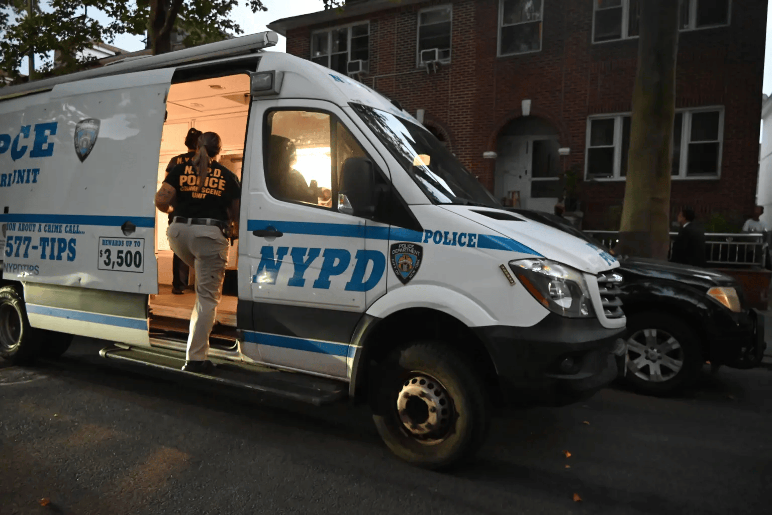 86岁华人在美国家中死亡一星期，脖子上缠着围巾，埋在棉被里