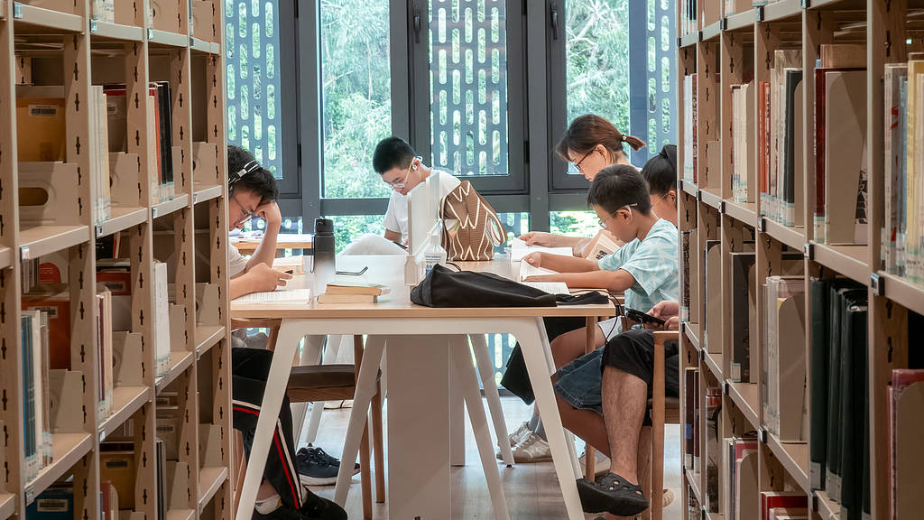 多地图书馆批评放娃现象，责备家长也没用