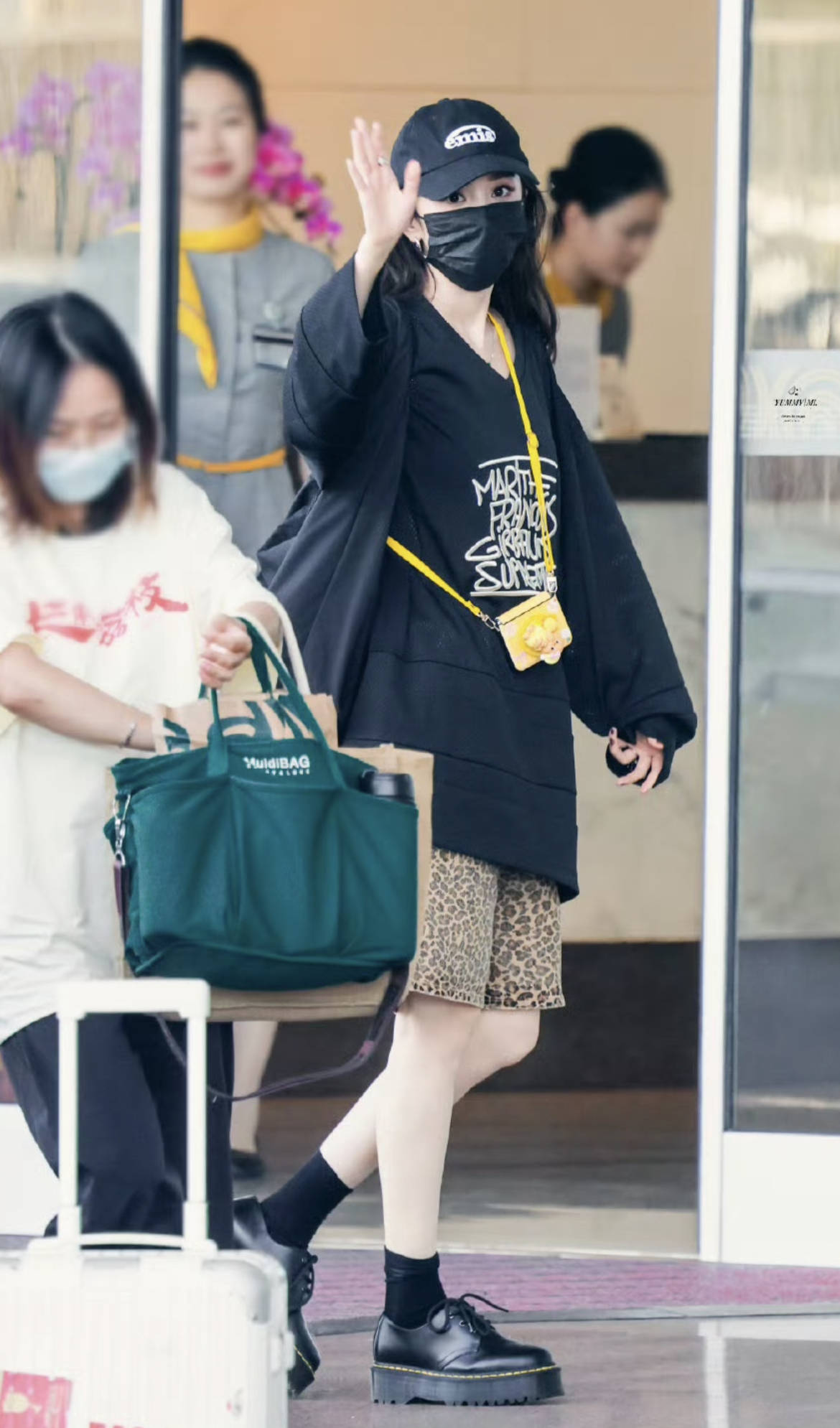 杨幂欧阳娜娜都爱穿的宽腿中裤，今夏火成这样啦？