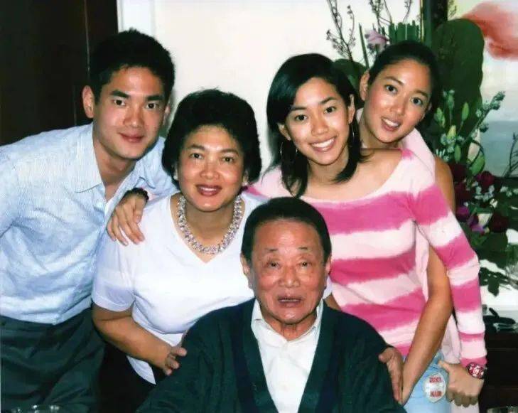 “打败”两个哥哥,48岁首富女儿上位