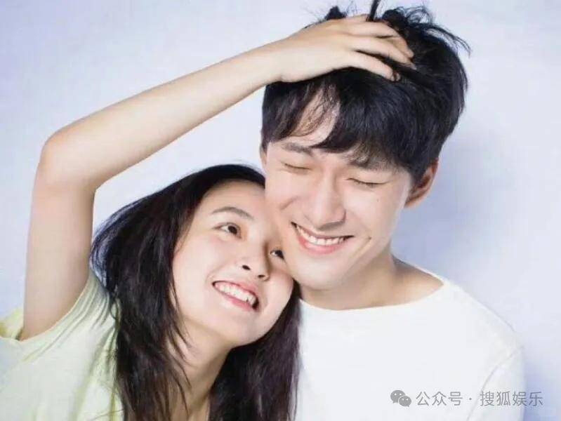 离婚三年又被拍到亲密逛超市，他俩这是纯带娃还是真复合了？