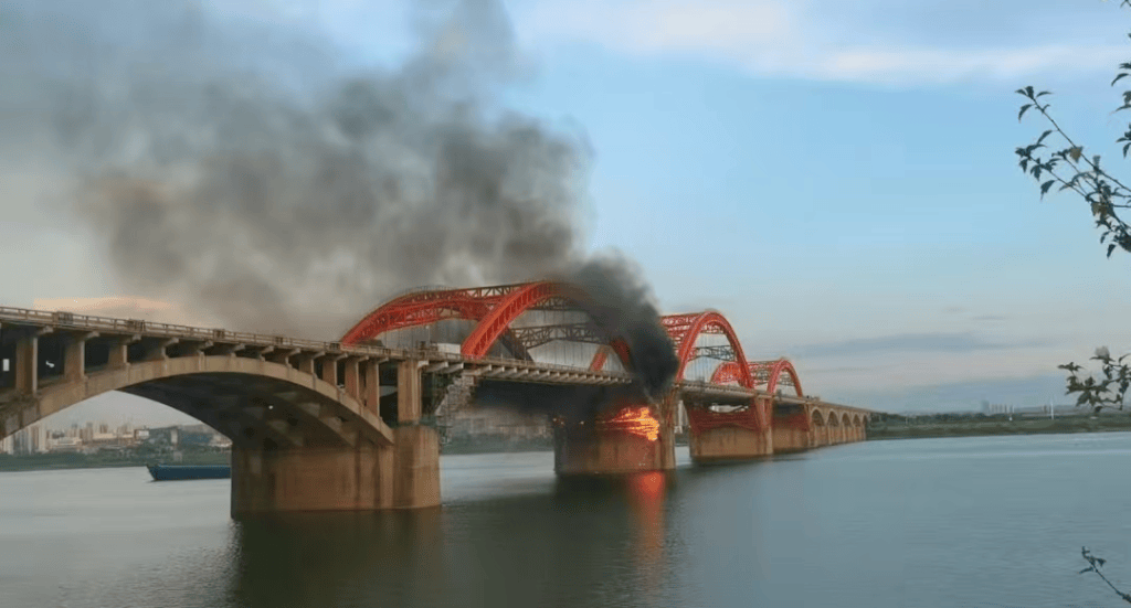 长沙湘江特大桥正在维保的桥墩起火，燃烧物为防护网及建筑材料