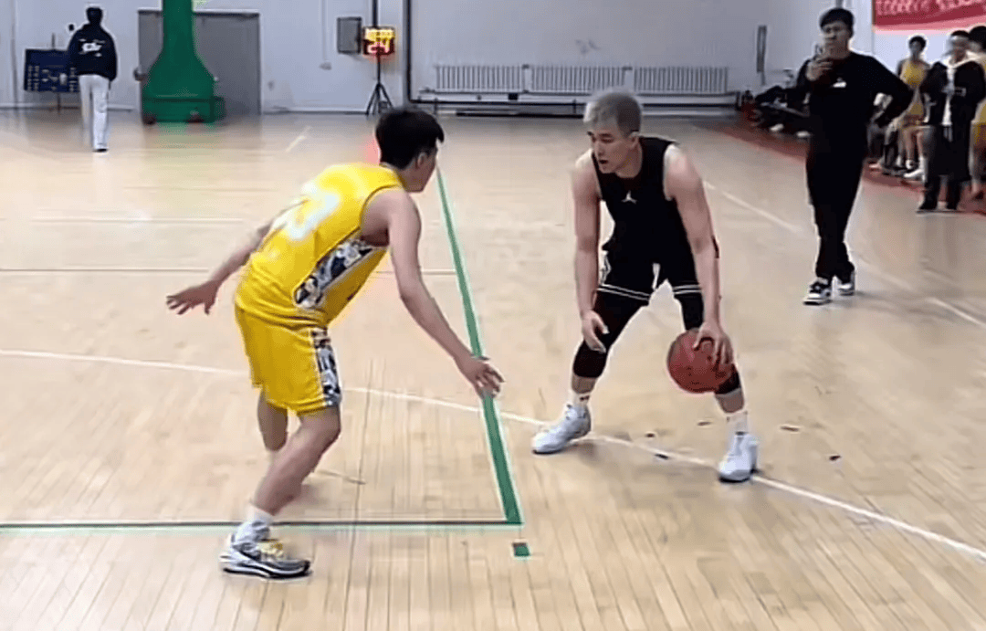 31岁郭艾伦直言想回国家队,但应该没什么机会了,此前眼睛被队友误伤,缝了40多针