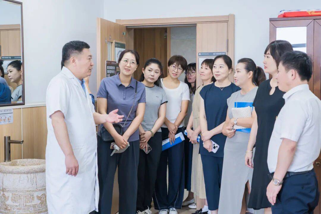 沈阳市皇姑区三台子街道领导李晓林一行到辽宁中医药大学附属第二医院参观调研