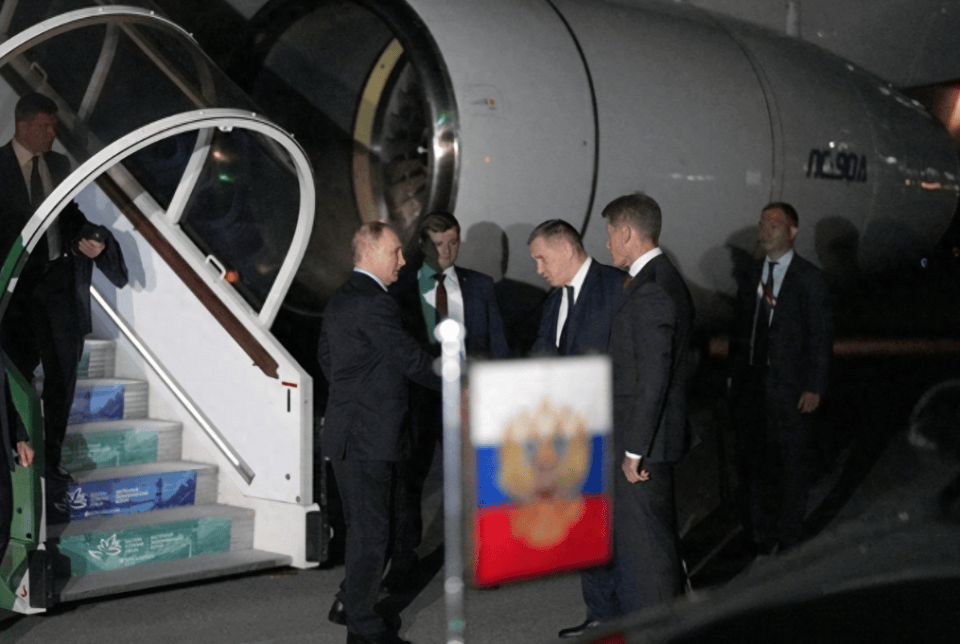 普京离开北京后，抵达海参崴与中方谈能源合作