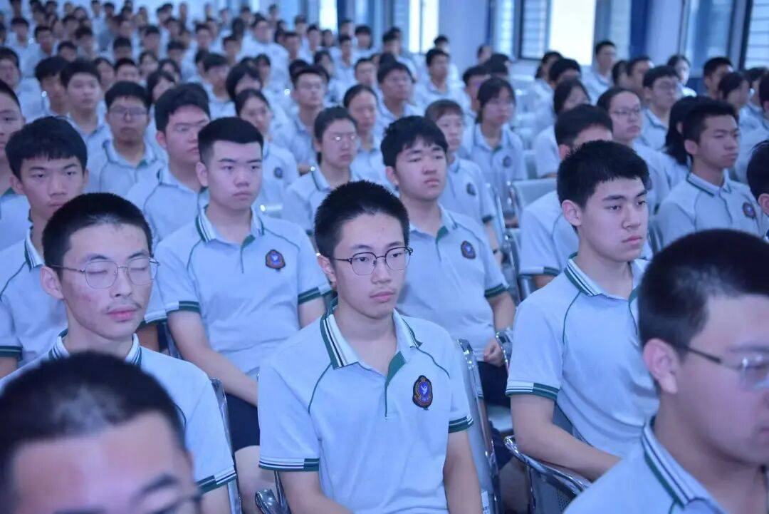 阅兵式上的沈阳二中骄傲 为何这么多国防重器的设计师出自这所高中？