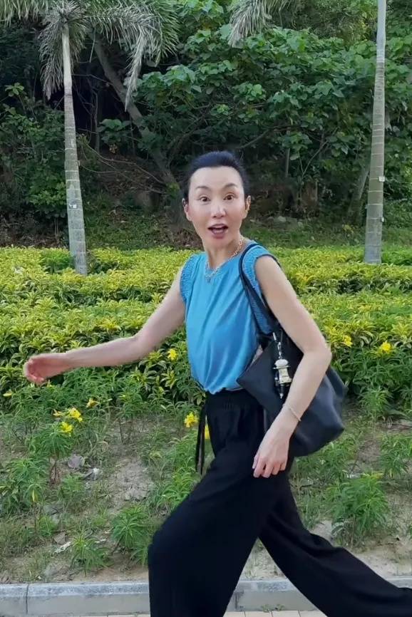 60岁张曼玉分享法国农村生活日常：养鸡种地，钻进鸡窝拿鸡蛋