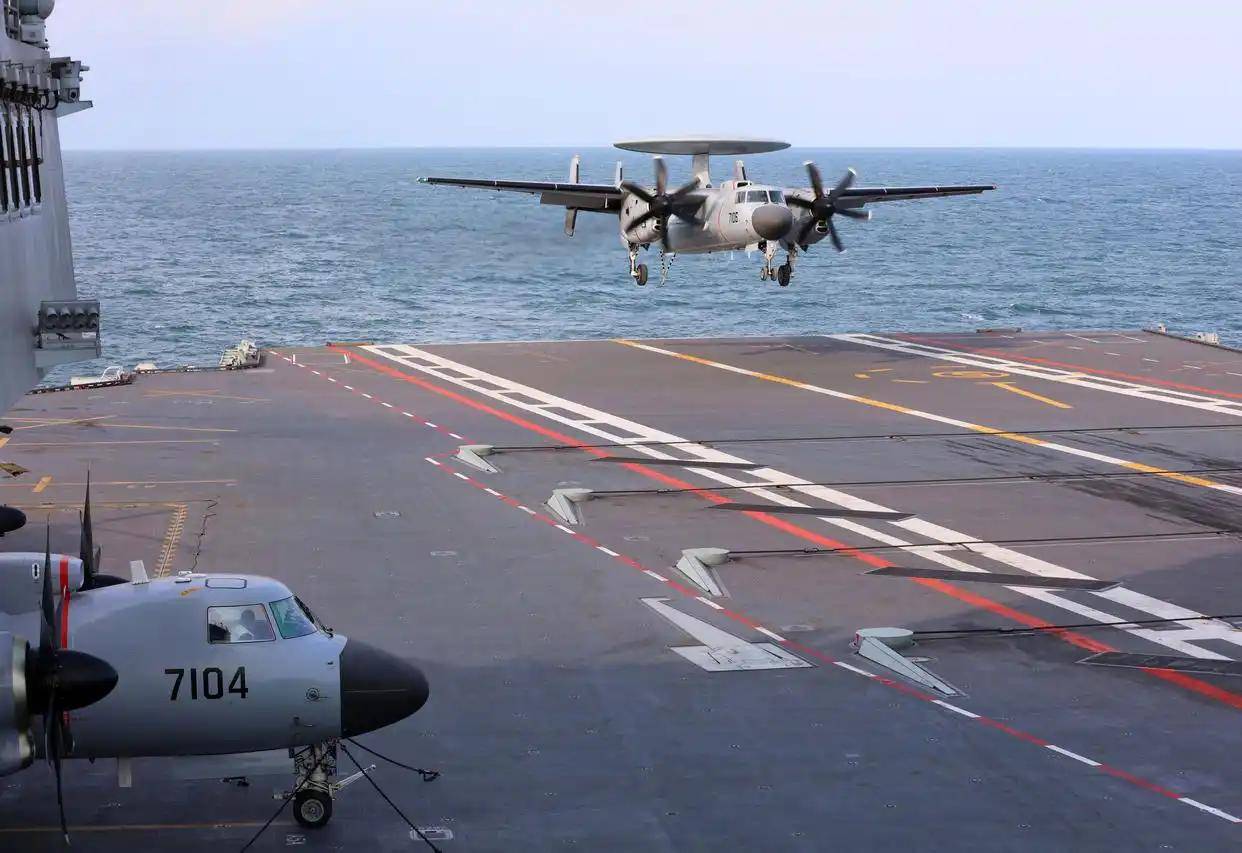 现场高清大图!一起感受舰载机弹射起飞“首秀”震撼瞬间