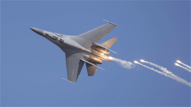 过于落后可以展示？歼20大方展示，“野兽模式”强压F35一头