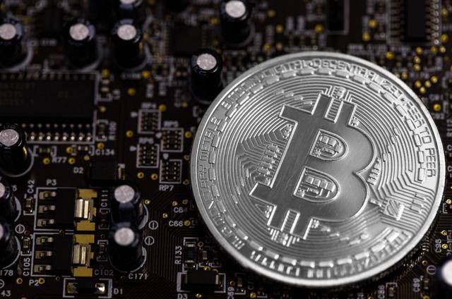离谱！韩国交易所误发400亿比特币，币圈一度崩盘，监管连夜出手