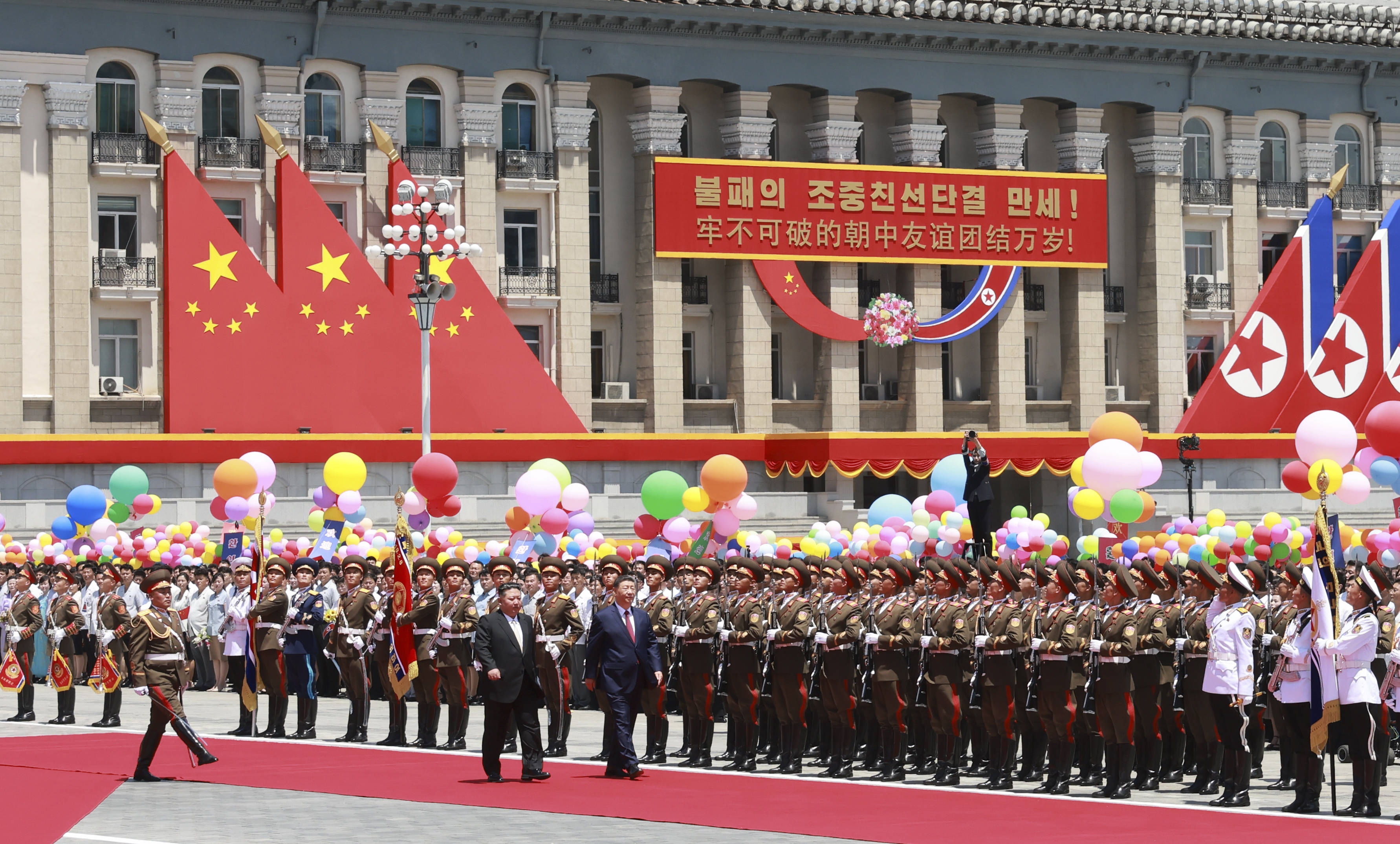 习近平出席金正恩举行的欢迎仪式